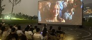 （中日韩女子与黑人大屌肏屄视频直播免费看转载）成都秋夜“新耍法”：到公园看坝坝电影